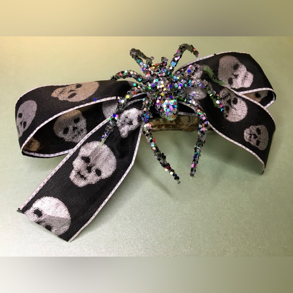 Spider web necklace & Black bow w/skull/spider hair clip & black flower hairclip - Picture 8 of 16